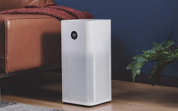 Oczyszczacz powietrza Xiaomi Air Purifier 2s przy kanapie