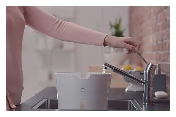 Napełnianie zbiornika z wodą w Philipsie HU4801/01. Źródło: Materiały producenta Philips